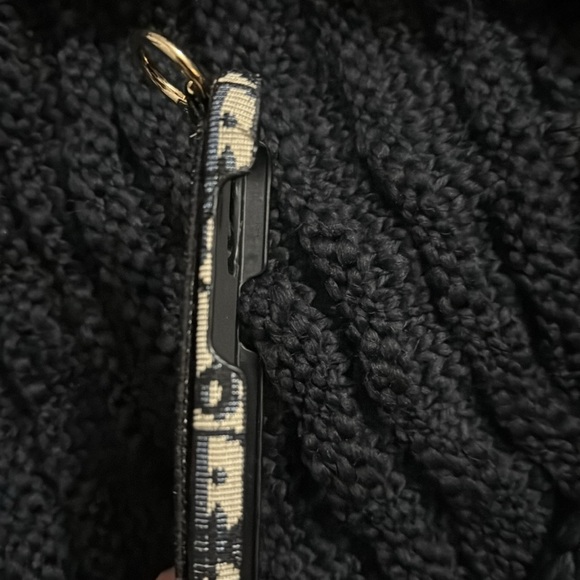 Adorable stylish iPhone 15 pro max case w/handle kickstand - Picture 4 of 7